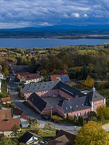 Blick auf das Sankt Wenzeslaus-Stift und See im Hintergrund
