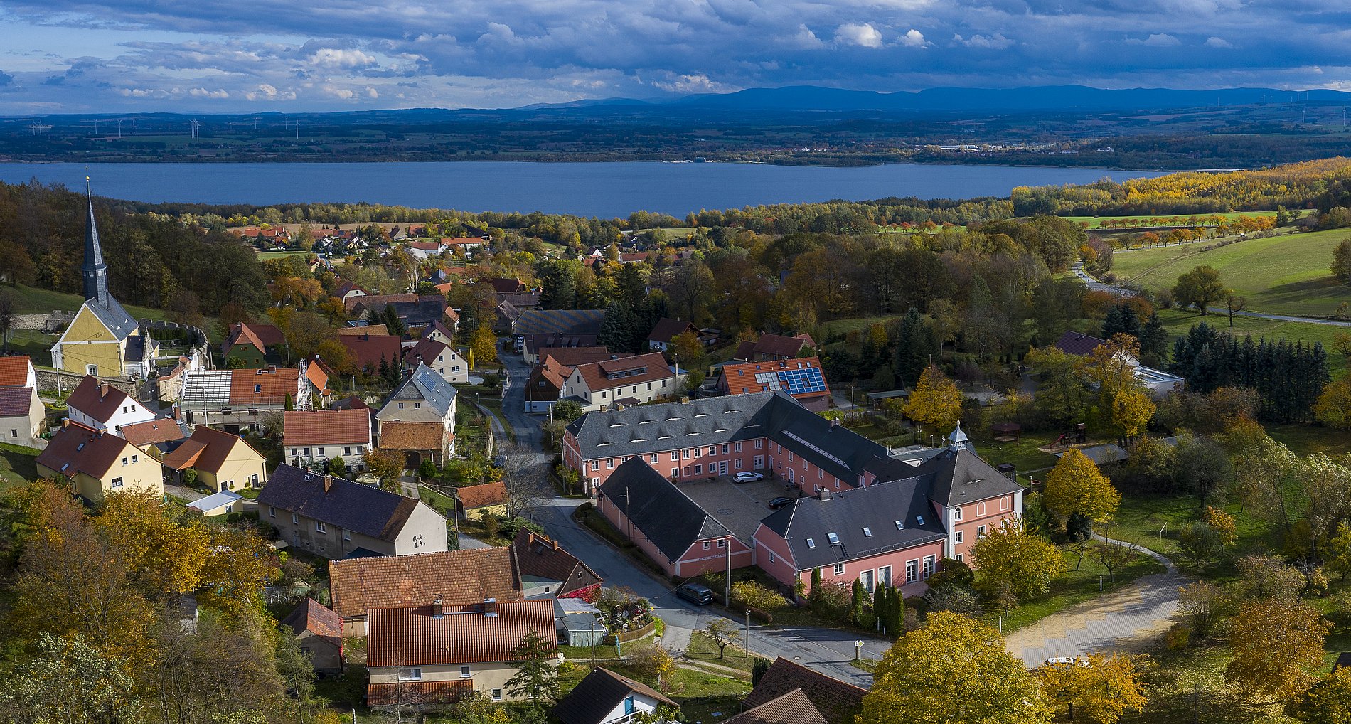 Blick auf das Sankt Wenzeslaus-Stift und See im Hintergrund