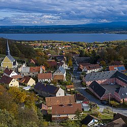 Blick auf das Sankt Wenzeslaus-Stift und See im Hintergrund