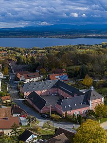 Blick auf das Sankt Wenzeslaus-Stift und See im Hintergrund