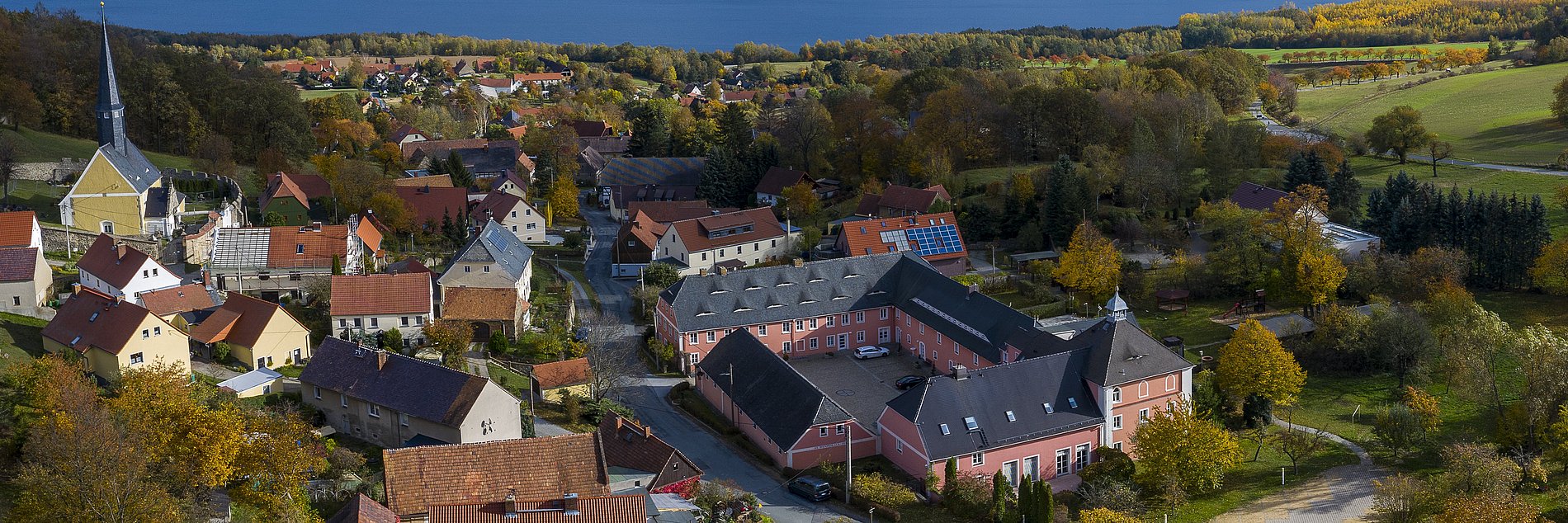 Blick auf das Sankt Wenzeslaus-Stift und See im Hintergrund